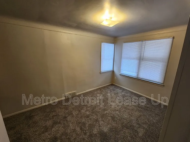 12000 Plainview Ave — Photo 5
