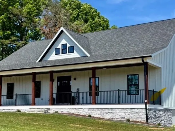 101 Spyglass Ln, Huddleston, VA 24104