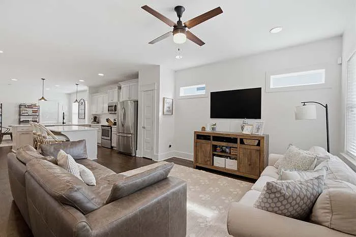 3 bed, 2.5 bath, 1881 sqft, $2,995 — Photo 4
