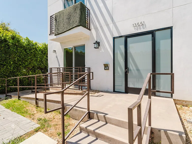 13551 Burbank Blvd #1 — Photo 4