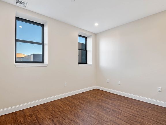 5th image of 18 New Derby St #201