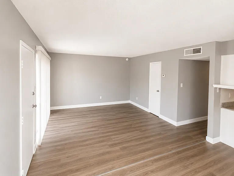 1075 E Desert Inn Rd #7 — Photo 2