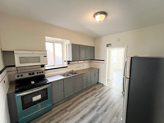 4th image of 3205 36th Ave Floor 3