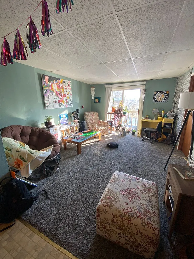 Two Bedroom Apartment Near Campus — Photo 3