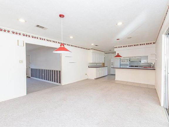 4th image of 207 Holiday Cir