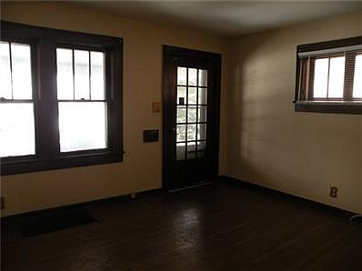 Front door entrance, front room with a lot of windows and natural lighting