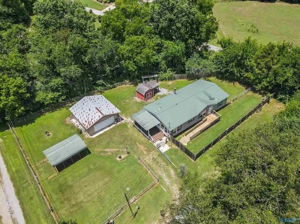 82 Clark St, Guntersville, AL 35976
