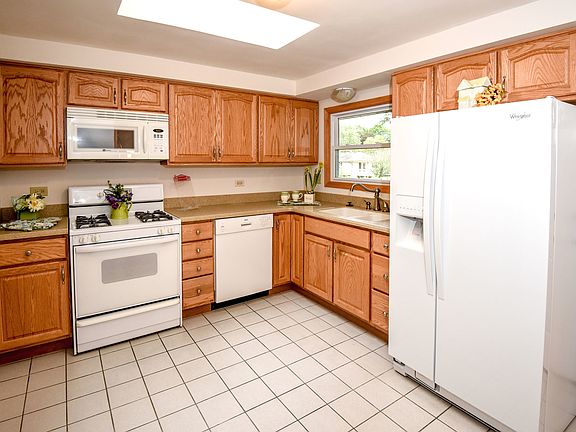 3rd image of 847 Pinehurst Ln