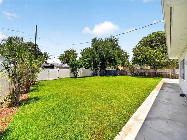 1619 Hollywood Blvd — Photo 4