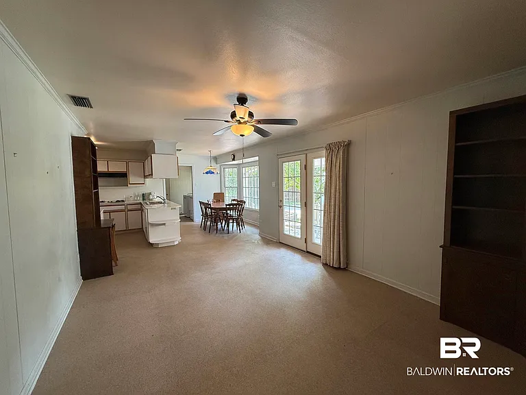 110 Patrician Dr — Photo 2
