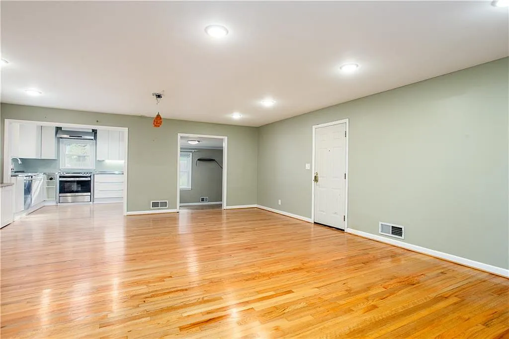 4 bed, 3.0 bath, 2290 sqft, $2,850 — Photo 4