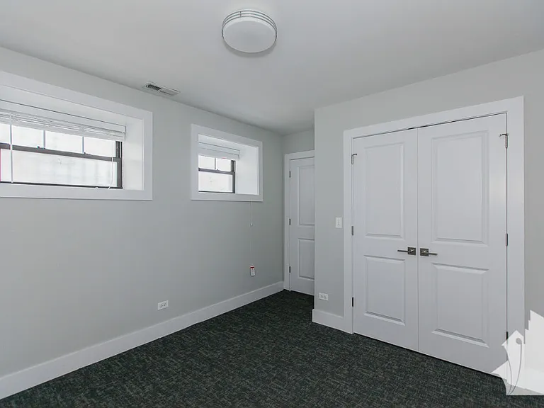 1939 W Nelson St — Photo 4