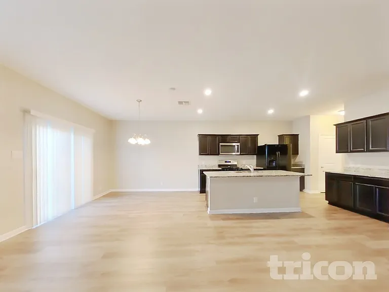 4827 Hallies Gdn — Photo 5
