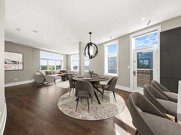 3rd image of 1740 W Cornelia Ave #401