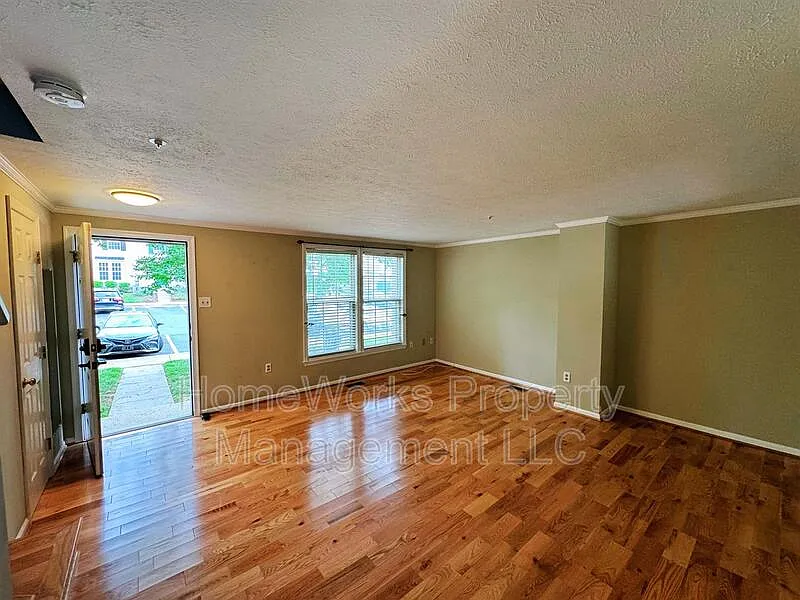 3 bed, 2.0 bath, 1200 sqft, $2,599 — Photo 4