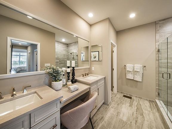 5th image of 10 Charles Way #138