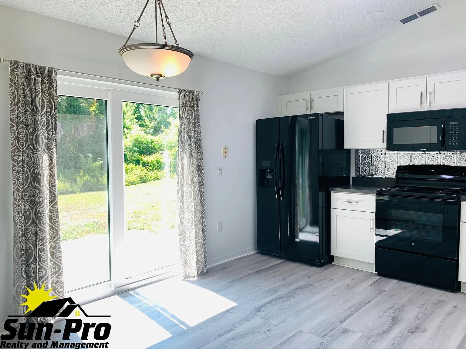 3 bed, 2.0 bath, 1200 sqft, $1,900 — Photo 4