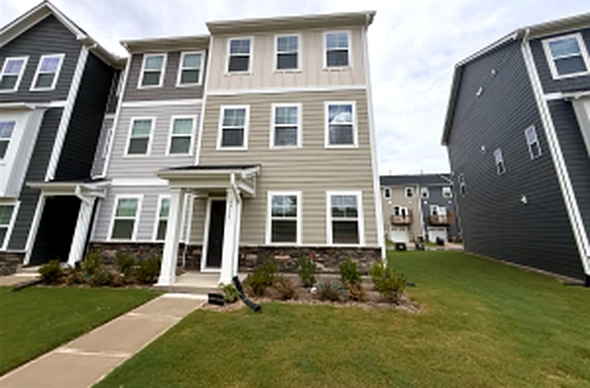 3 bed, 3.5 bath, 1733 sqft, $2,050 — Photo 3