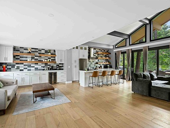 5th image of 421 Seville Ln