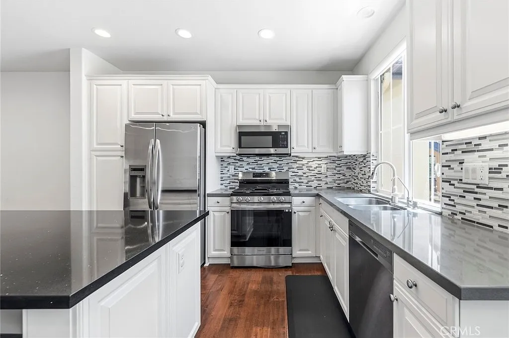 2 bed, 2.5 bath, 1623 sqft, $4,200 — Photo 2