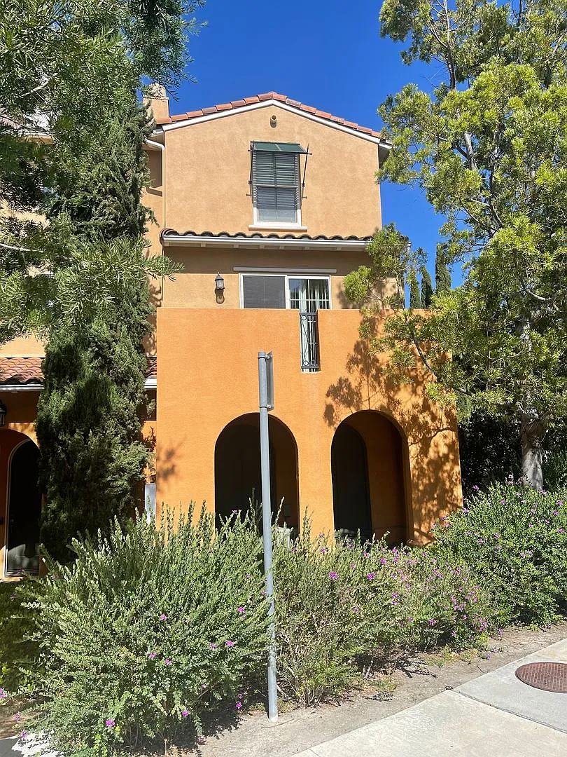 3 Bedrooms 3 Baths Townhome For Rent In Eastlake — Photo 1