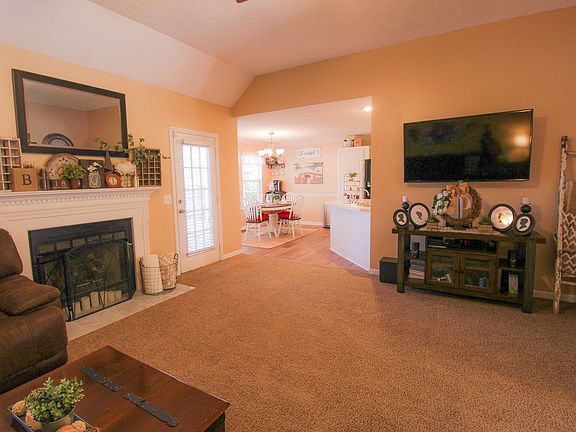 4th image of 304 S Aztec Dr