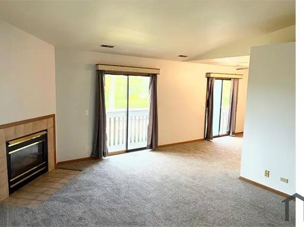 2360 South St APT C, Elgin, IL 60123
