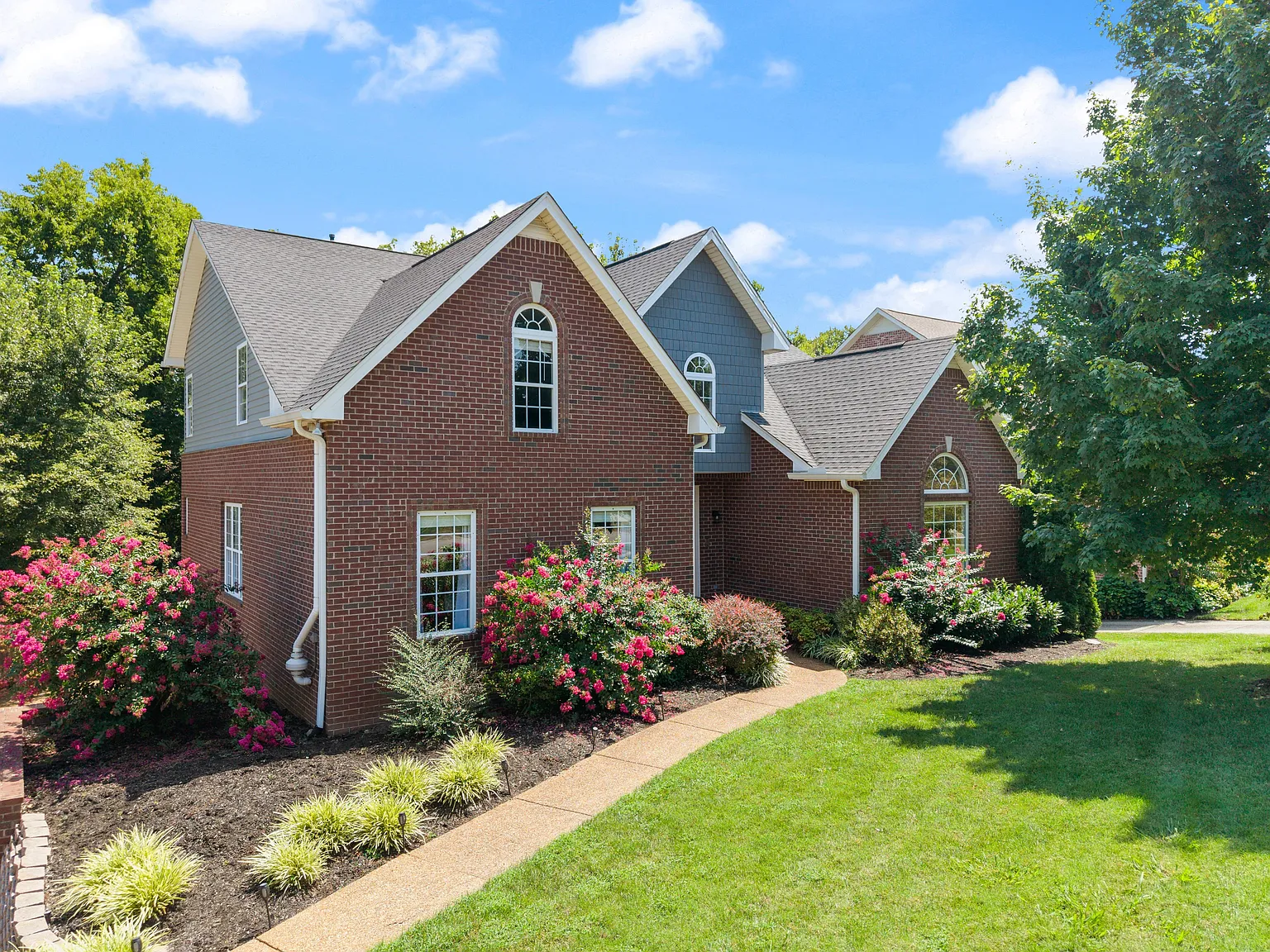 4 bed, 3.5 bath, 3800 sqft, $6,000 — Photo 3