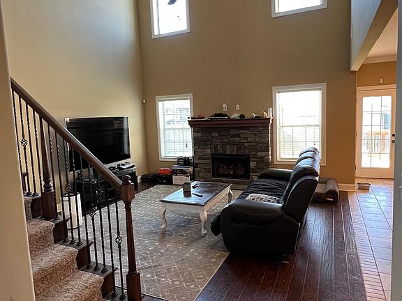 3rd image of 525 Larkspur Dr
