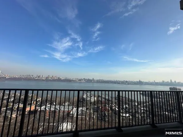 3 Horizon Rd APT 1029, Fort Lee, NJ 07024
