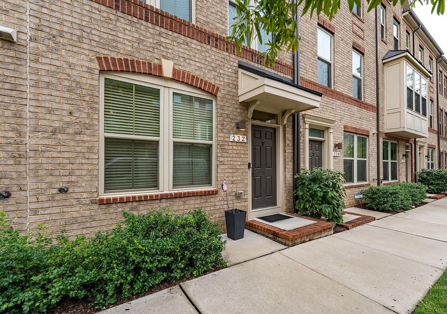 2-Bedroom, 2.5-Bathroom Townhouse near JHU Bayview — Photo 1