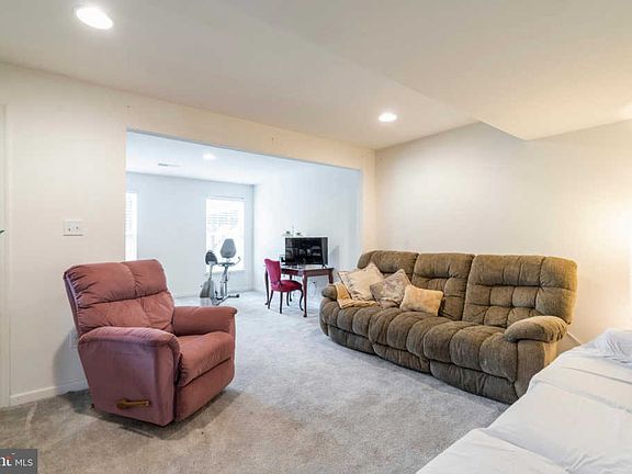 5th image of 301 Broad Meadow Dr