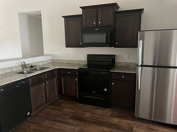 5th image of 107 Royal Pavilion Dr