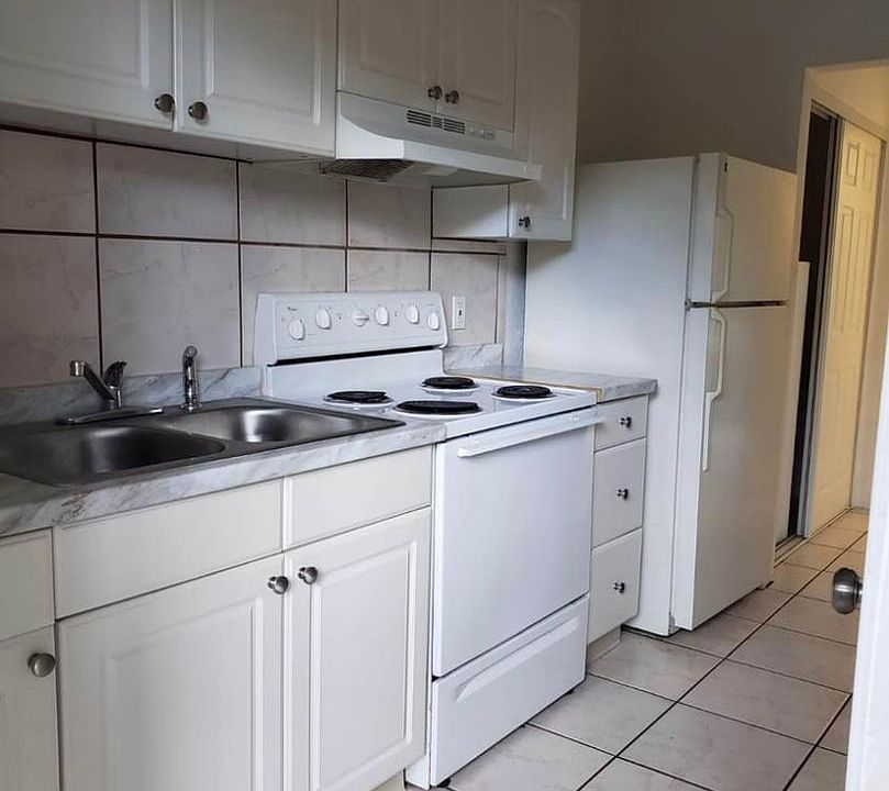 1st image of 1100 NE 12th Ave #2