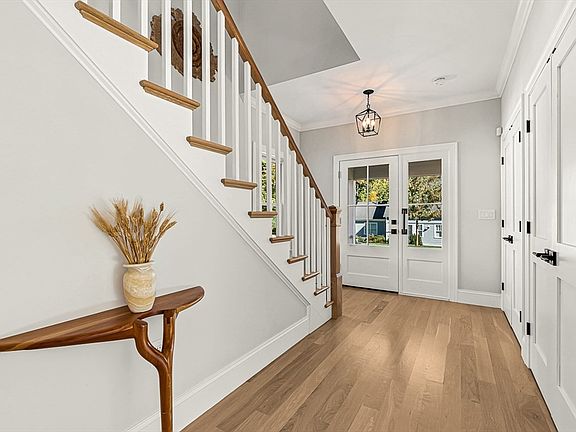 2nd image of 5 Peakes Ln #5