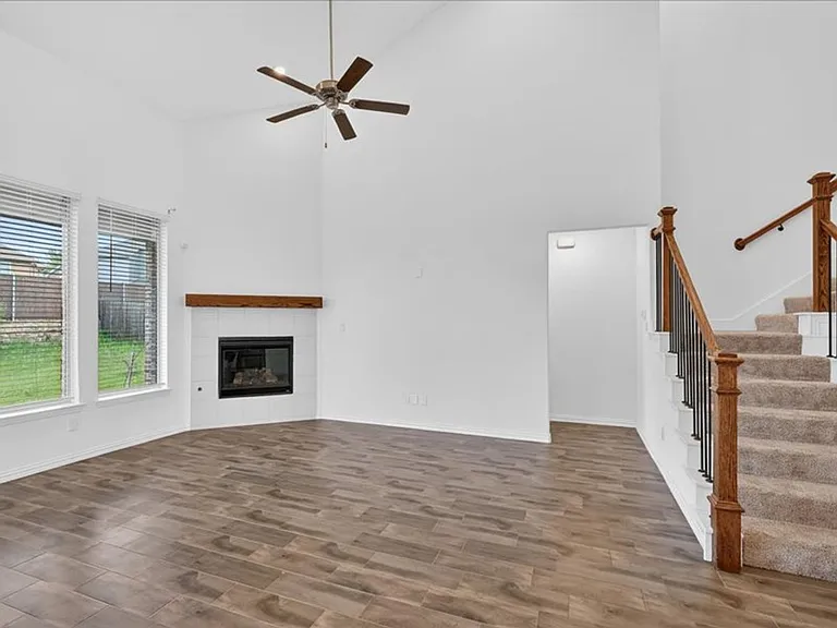 1501 Lake Grove Dr — Photo 2