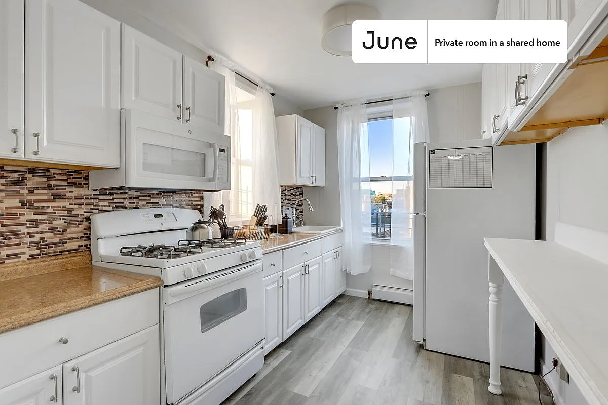 Queen bedroom in 3 bed/1 bath home in Ridgewood #772 B — Photo 3