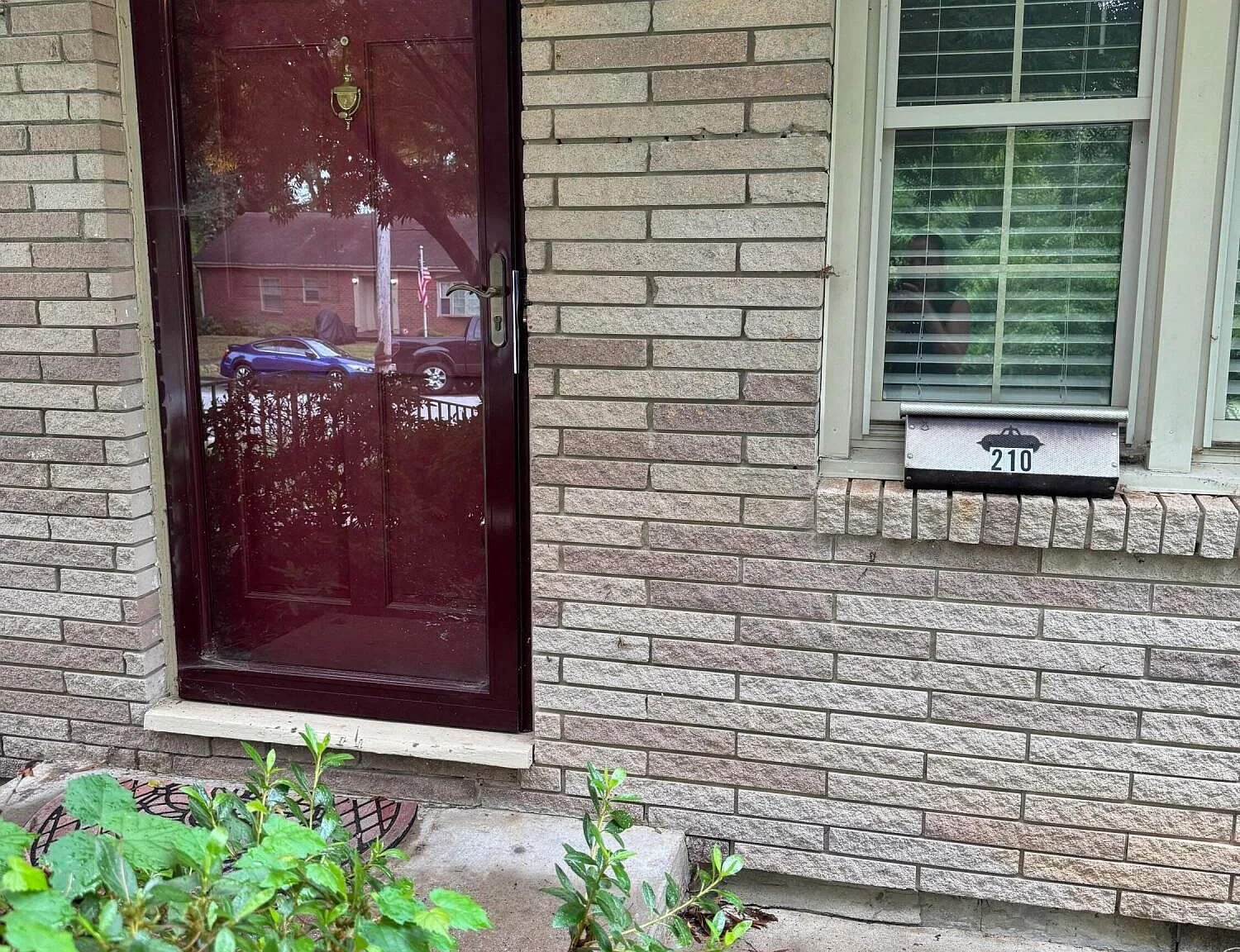 3 bed, 1.0 bath, 1056 sqft, $1,675 — Photo 2