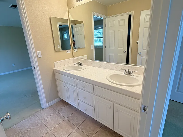 128 Regent Dr — Photo 28