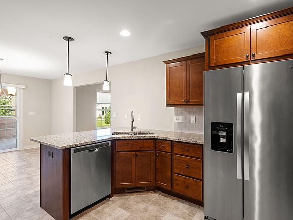 5th image of 350 Waterford Cir N