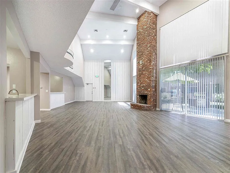 Racquet Club Apartments — Photo 30