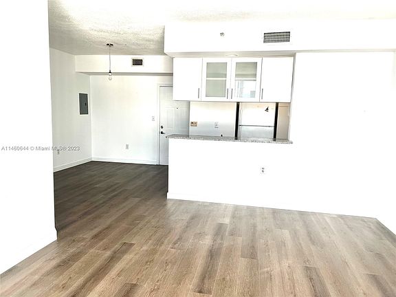 4th image of 275 NE 18th St APT 1804