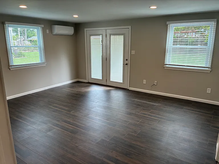 2405 Vinedale Ave — Photo 9