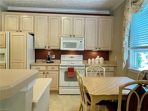 5th image of 18298 River Valley Blvd