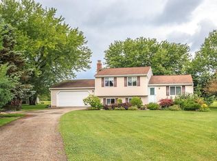 17640 Indian Hills Dr, Chagrin Falls, OH 44023