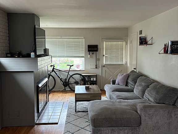 4th image of 465 N Clarkson St #465