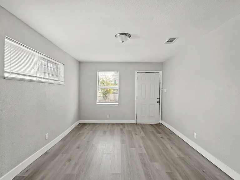 7815 Glass St — Photo 4