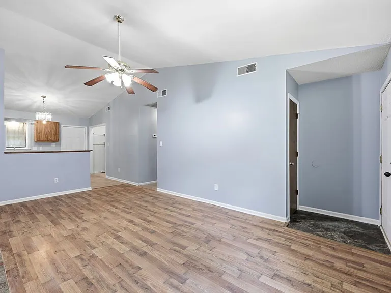 406 Cedar Creek Dr — Photo 3