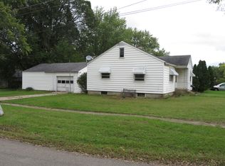 318 W Van Buren St, Woodstock, IL 60152