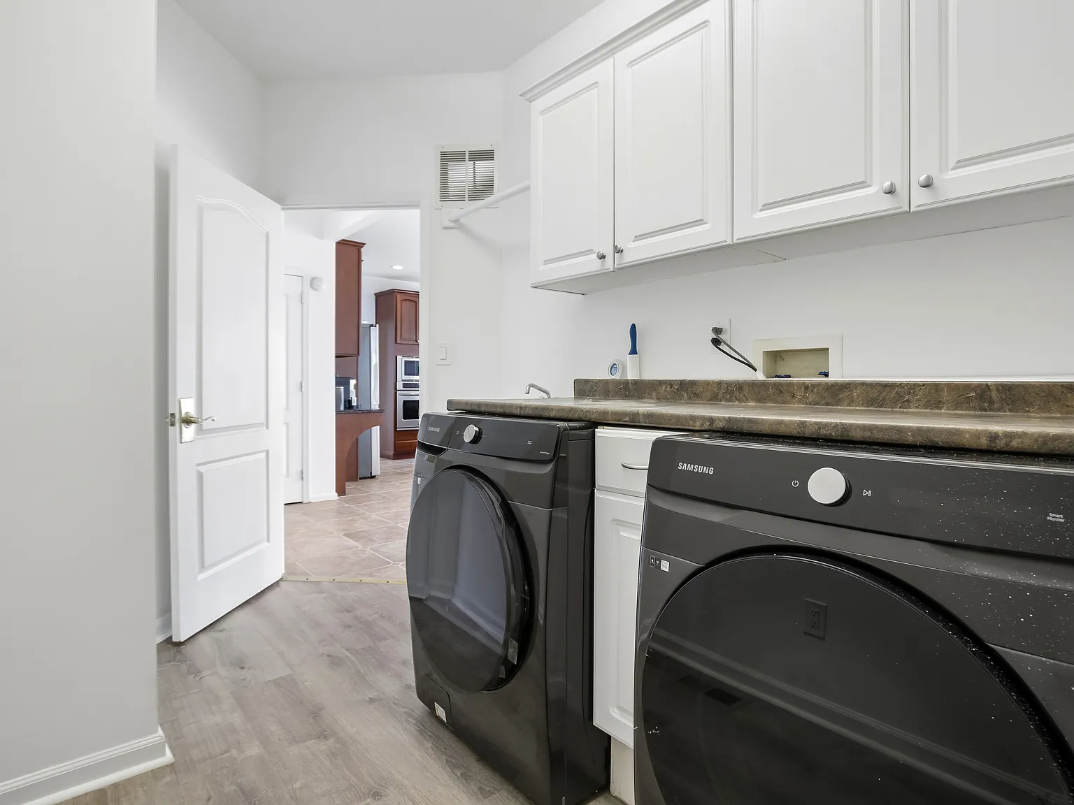 4 bed, 3.5 bath, 3500 sqft, $5,500 — Photo 2